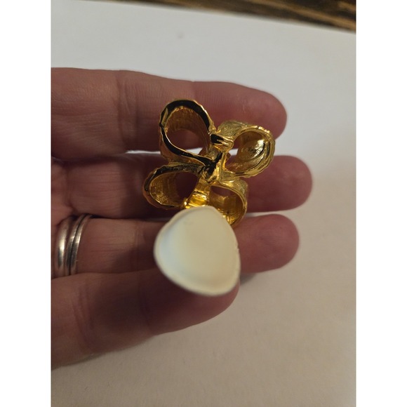 Vintage Kenneth J. Lane clip on earrings - Picture 2 of 3